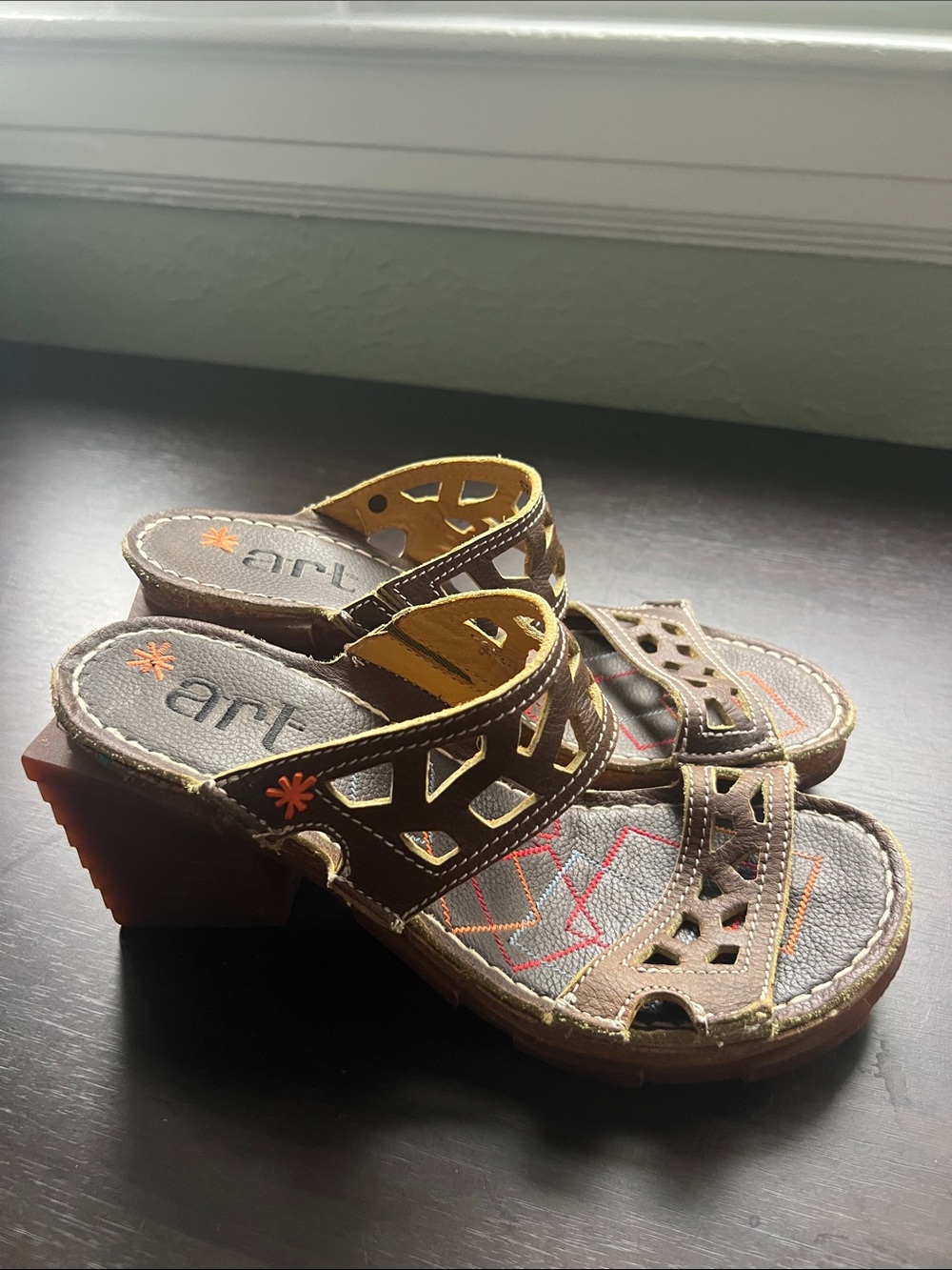 The Art Company Brown Cutout Leather Block Heel Sandals
